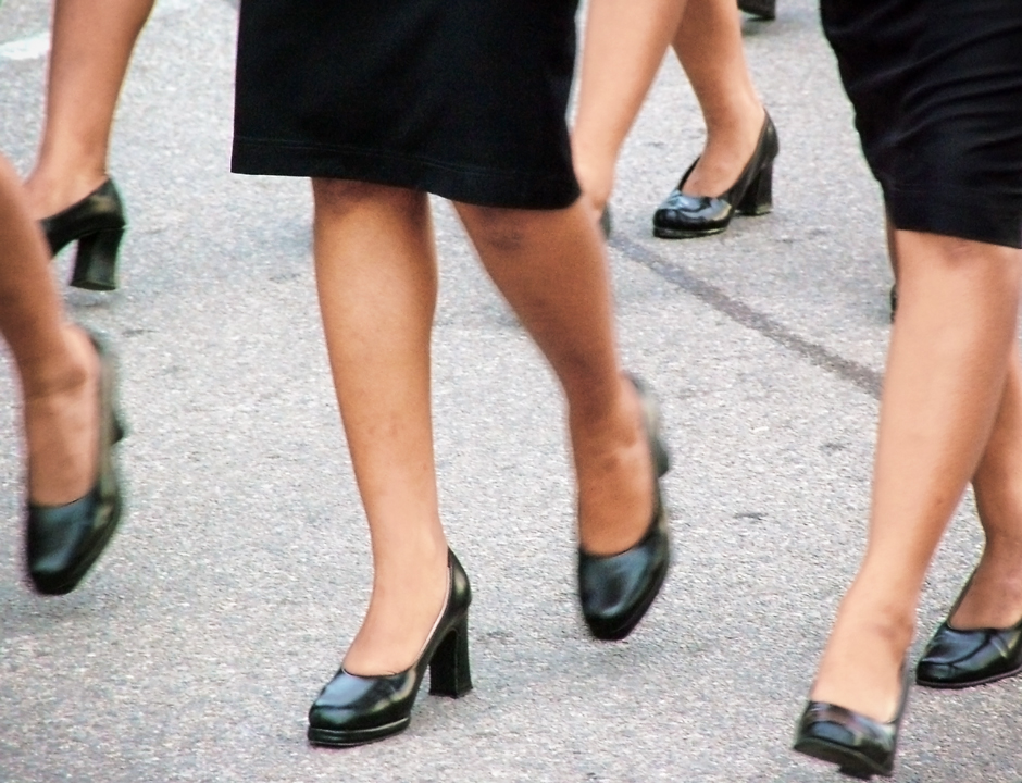 働く女性が【長時間歩く日】に適した靴とは？